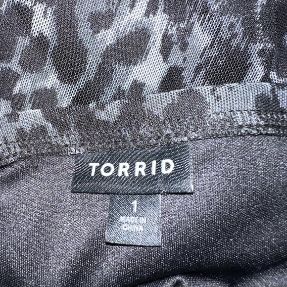 B15- TORRID FIT & FLAIR Leopard Print Dress. Size:1 Bust:19”-stretches to 22”. - Picture 4 of 14